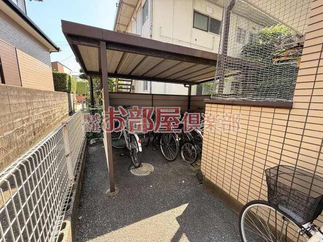 PLEAST梅満町のその他共用部分|一人暮らしにちょうどいい冷蔵庫もあります。