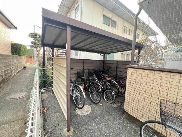 PLEAST梅満町のその他共用部分|屋根付きの駐輪場です。