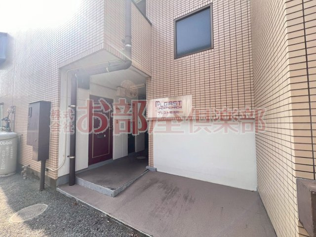 PLEAST梅満町のエントランス