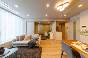 【居間・リビング】 | ご自宅から現地まで、当社スタッフがお車にて、「お迎え・お送り」をしております。ぜひお気軽にお問い合わせくださいませ♪