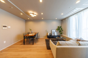 【居間・リビング】 | ご自宅から現地まで、当社スタッフがお車にて、「お迎え・お送り」をしております。ぜひお気軽にお問い合わせくださいませ♪