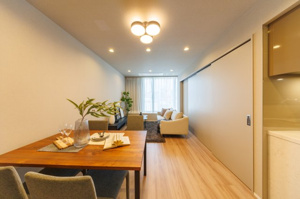 【居間・リビング】 | ご自宅から現地まで、当社スタッフがお車にて、「お迎え・お送り」をしております。ぜひお気軽にお問い合わせくださいませ♪