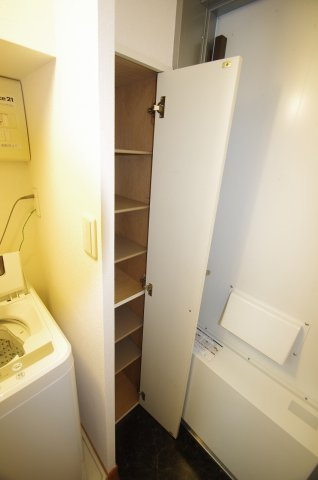 【玄関】 | レオパレススイート | シューズボックスの棚は可動式♪