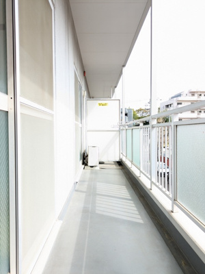 ６帖洋室にはクローゼットと物入の２つ付