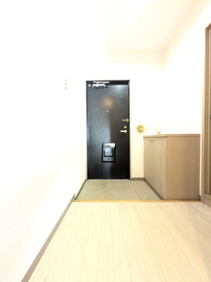 窓から明かりが入る６帖洋室