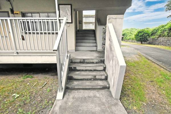 ビレッジハウス東金井2号棟のエントランス