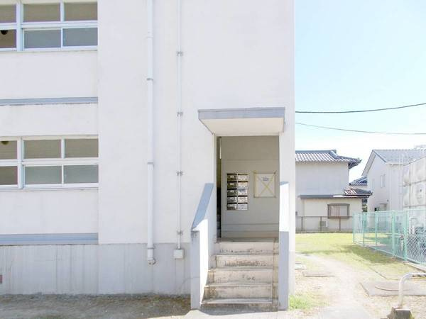 ビレッジハウス荒川2号棟のエントランス