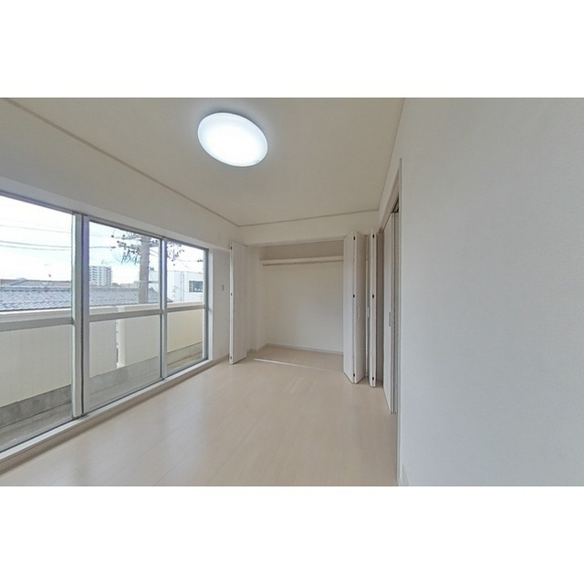 岐阜市松風町１丁目のアパートの居間・リビング