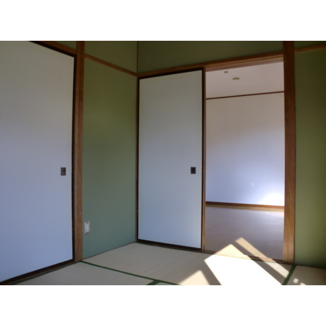 ロイヤル渡辺の居間・リビング|和室６帖、南洋室６帖