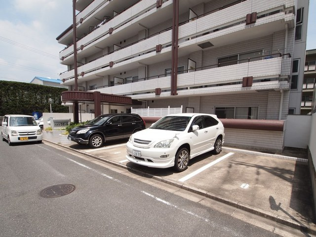 ハイツ・ラポールの駐車場