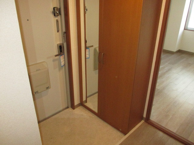 ハイツ・ラポールの玄関