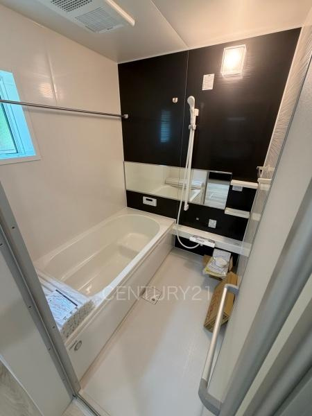 前橋市朝倉町01期1号棟の浴室|ゆったりと寛げる大型バスタブ。
足を伸ばしたまま入浴可能です。
浴室乾燥機付きで天候が悪い日でも洗濯をして衣類を乾燥させることができます。