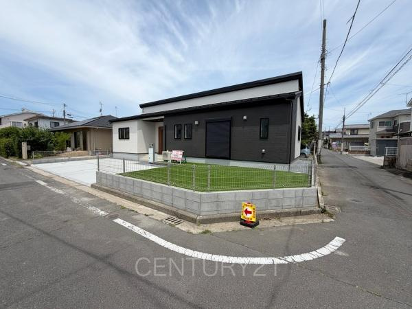 前橋市朝倉町01期1号棟の前面道路含む現地写真|並列駐車可能な駐車場スペースです。
