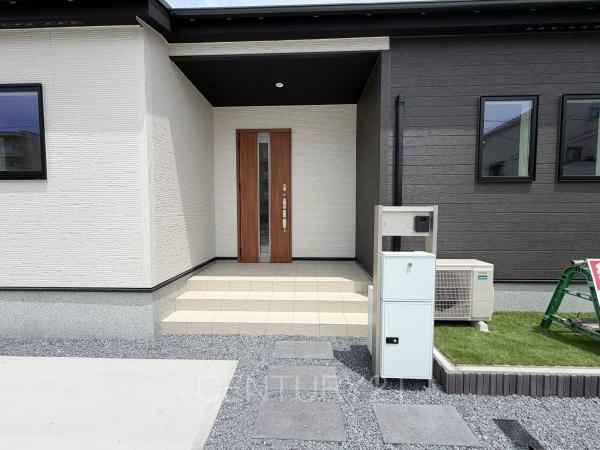 前橋市朝倉町01期1号棟の玄関|スマートキー付きの玄関。
鍵を探すことなくドアの開閉が可能です。
郵便物を守る鍵付きポストです。
インターホンは録画機能付きで防犯面に優れます。