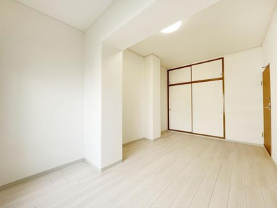 【洋室】 | エバーグリーン金岡二号棟 | 収納を完備！普段使いのお洋服や小物はもちろん、季節物のお洋服などもしっかりと整理整頓おしまい頂けます。居室空間をより広く隅々までお使いいただけますね♪