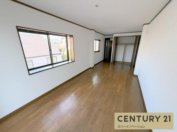 泉尾2丁目店舗付き貸家の居間・リビング|★クローゼット収納有り★