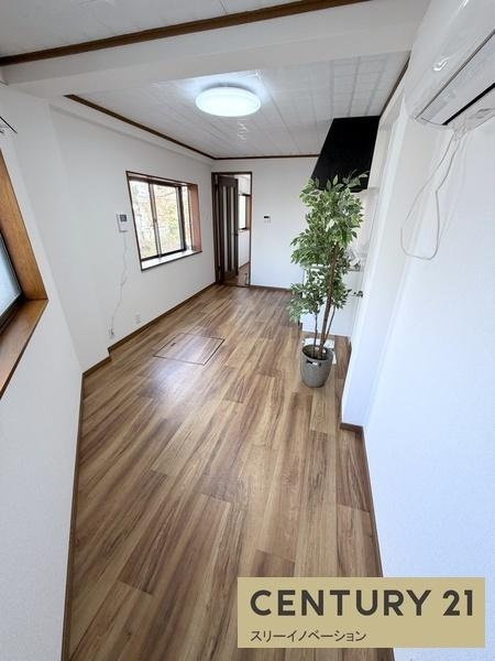 泉尾2丁目店舗付き貸家の居間・リビング|★明るいリビング★