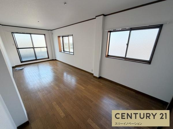 泉尾2丁目店舗付き貸家の居間・リビング|★バルコニーのある4階のお部屋★