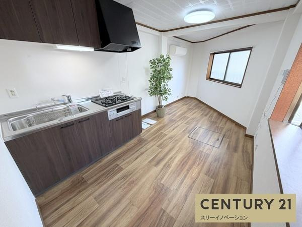 泉尾2丁目店舗付き貸家の居間・リビング|★出窓があるのでとっても明るいですね★