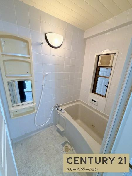 泉尾2丁目店舗付き貸家の浴室|★うれしい窓付きのお風呂★