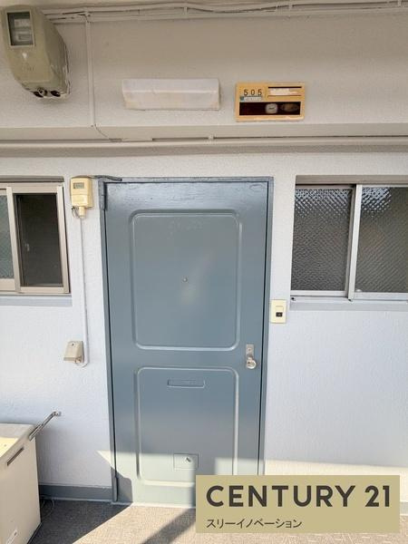 北代ビルの玄関|★かわいい色の玄関ドア★