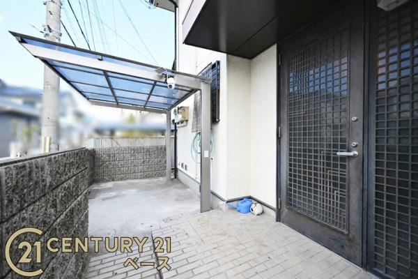 磯城郡三宅町大字石見の中古一戸建の玄関|■現地撮影写真■玄関の入り口横に自転車置き場と屋根を完備！