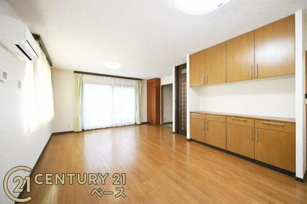 磯城郡三宅町大字石見の中古一戸建の居間・リビング|■現地撮影写真■造付の本棚がありリビングでの勉強も可能です！