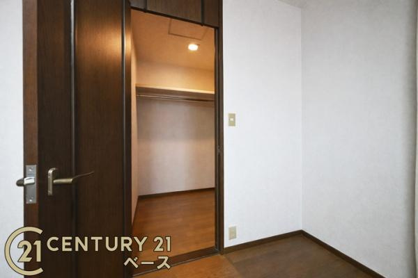 磯城郡三宅町大字石見の中古一戸建の収納|■広々としたウォークインクローゼットを完備！大きな荷物も楽々収納！