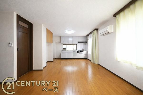 磯城郡三宅町大字石見の中古一戸建の居間・リビング|■現地撮影写真■ＬＤＫの窓には二重サッシを採用！室内の冷暖房効率が高まり結露対策にも効果的！