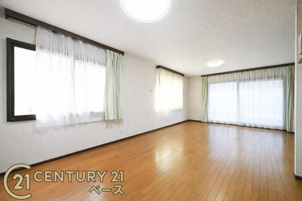 磯城郡三宅町大字石見の中古一戸建の居間・リビング|■現地撮影写真■ＬＤＫは大きな窓から柔らかい光が射し込みます！