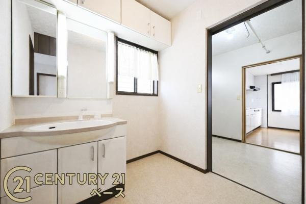 磯城郡三宅町大字石見の中古一戸建の独立洗面台|■現地撮影写真■三面鏡タイプのミラーキャビネット！収納スペースも豊富です！