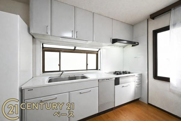 磯城郡三宅町大字石見の中古一戸建のキッチン|■現地撮影写真■家事負担を減らしてくれる食器洗浄乾燥機付き！
