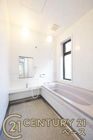 磯城郡三宅町大字石見の中古一戸建の浴室|■現地撮影写真■ゆったりしたサイズの浴室！足を伸ばしての入浴は疲れも癒してくれます！