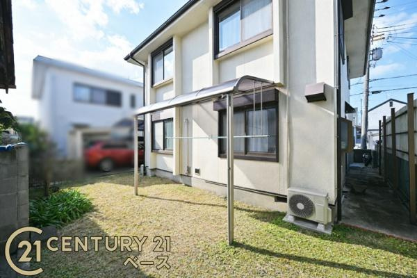 磯城郡三宅町大字石見の中古一戸建の庭|■現地撮影写真■広くて開放的なお庭でゆったりプライベートな時間を満喫！お洗濯ものが干せるテラス屋根設置済！