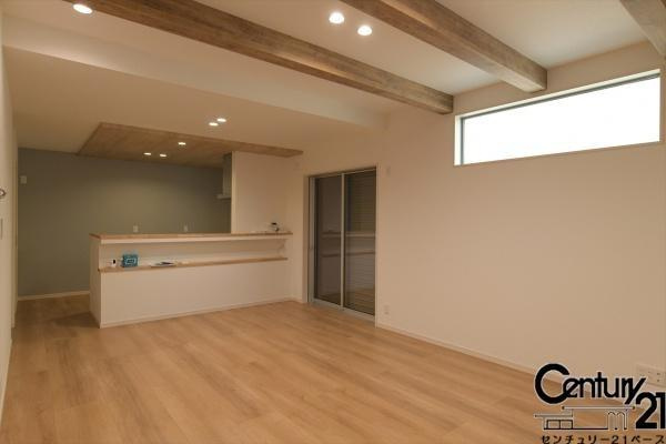 大和郡山市小泉町 ／新築一戸建の内観：施工例|■ご家族でくつろいでいただける広々したリビングです！全窓ペアガラス標準装備！■