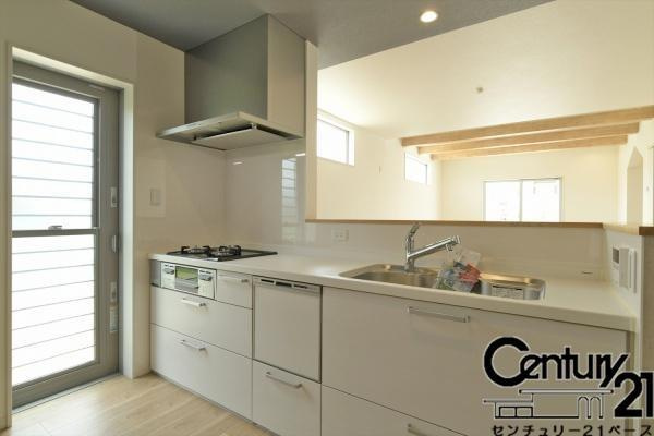 大和郡山市小泉町 ／新築一戸建の内観：施工例|■家族とのコミュニケーションがとりやすい人気のカウンターキッチン！食洗器付きで洗い物も楽々！■