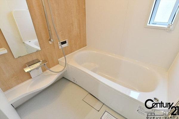 大和郡山市小泉町 ／新築一戸建の内観：施工例|■１坪タイプのユニットバス！足をのばしてお湯につかっていただける広いバスタブです！■