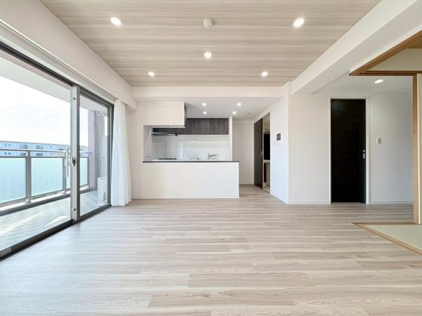 ライオンズグローベル逗子の丘の居間・リビング|キッチンを含んだリビングです。リビングから見える外の空間も前面に棟がなく開放的な空間になっています。