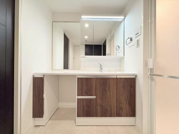 ライオンズグローベル逗子の丘の独立洗面台|明るい洗面室で三面鏡で収納ができます！