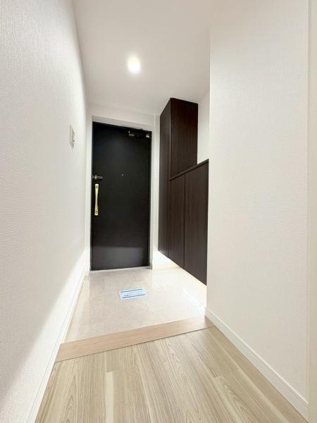 ライオンズグローベル逗子の丘の玄関|シンプルなデザイン性の高いリビングですね！収納スペースがあり安心ですね。