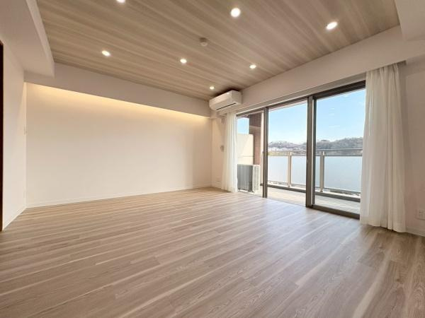 ライオンズグローベル逗子の丘の居間・リビング|レイアウトがしやすいリビングです！アクセントクロスにダウンライトがありデザイン性が高くなっています。