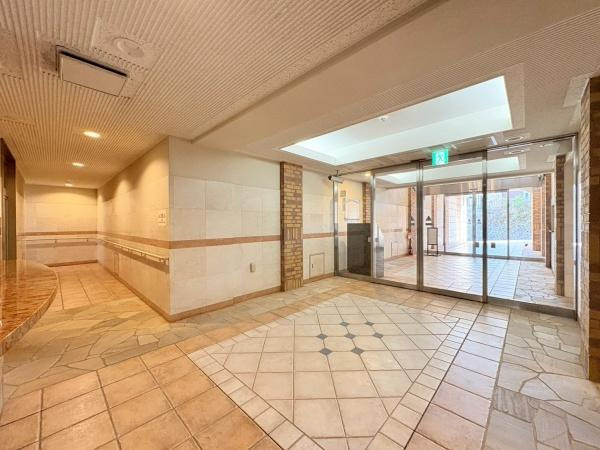 ライオンズグローベル逗子の丘のエントランス|広さのあるロビーです。宅配ボックスがあります。