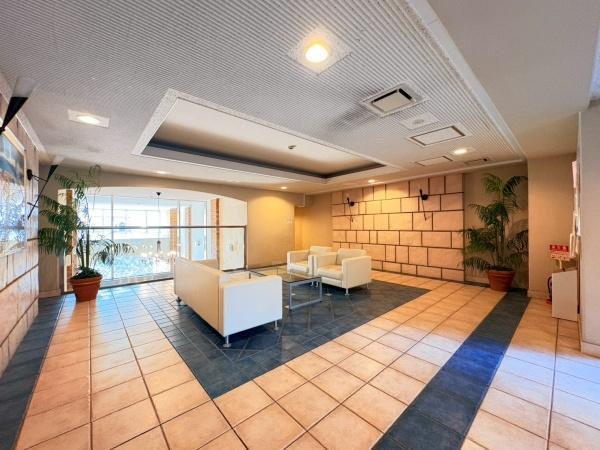 ライオンズグローベル逗子の丘のその他共用部分|駐車場入口から入ったリビングです。