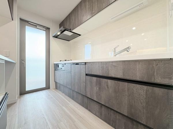 ライオンズグローベル逗子の丘のキッチン|食洗器と浄水器付きキッチンです！収納棚もありとても便利ですね。