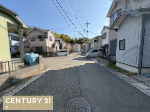 岩出市根来　中古戸建の前面道路含む現地写真