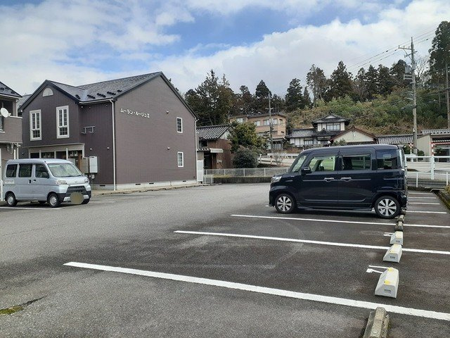 ムーラン・ルージュⅡの駐車場|車をお持ちの方に嬉しい駐車場付きの物件です