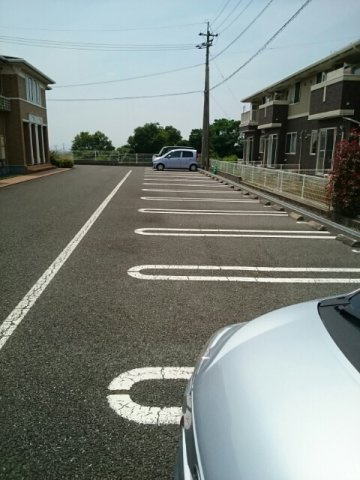 クレバー　レンドＣの駐車場