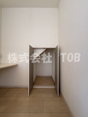 【収納】 | SHUKURA白糸台1号棟 | 1F　LDK17.8帖　デスク横　収納※クリーニング完了前※