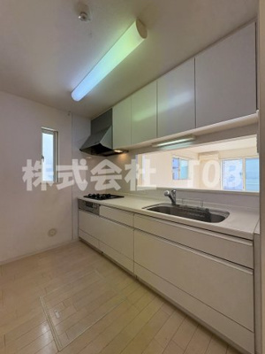 【キッチン】 | SHUKURA白糸台1号棟 | 1F　ガス3口グリル付き※クリーニング完了前※