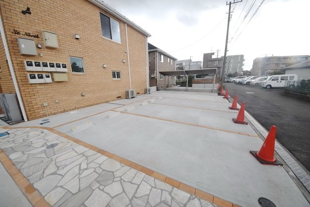 三鷹市井口５丁目のアパートの駐車場